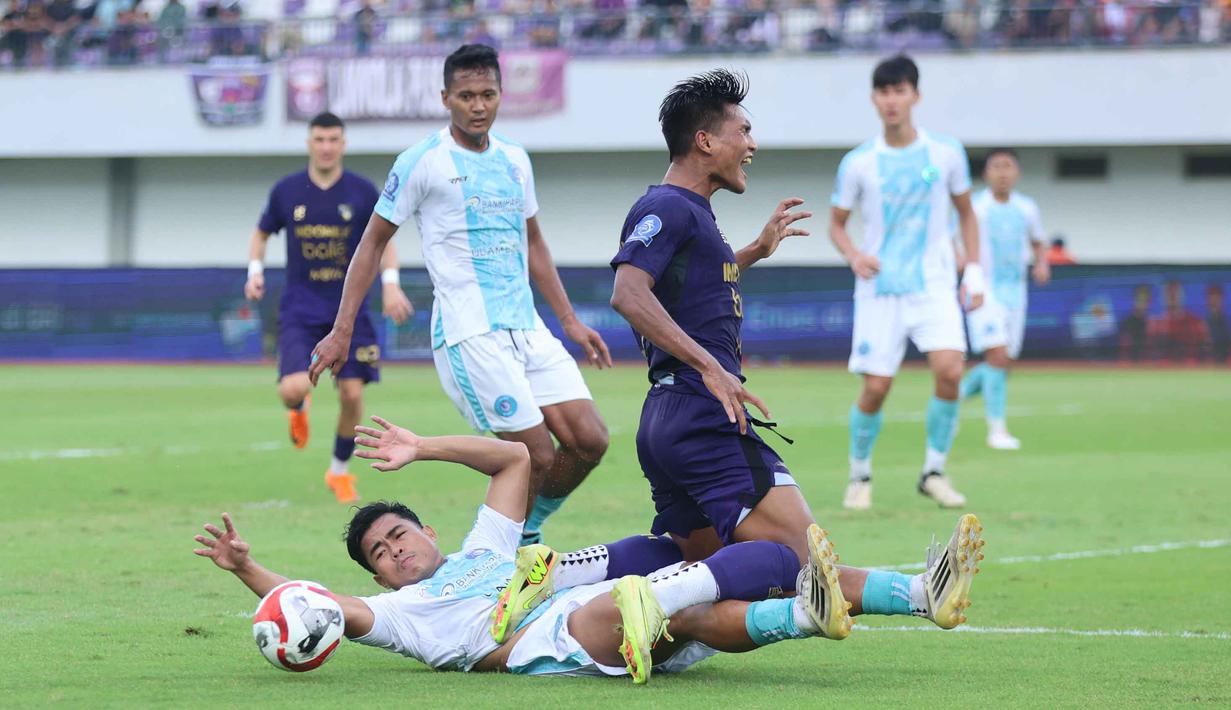 Pemain Persita, Ahmad Nur Hadianto (tengah) berebut bola saat bertanding melawan PSBS Biak pada laga pekan ke-21 BRI Super League 2025/2026 di Stadion Indomilk Arena, Tangerang, Banten, Senin (16/2/2026). Bertanding di depan publik sendiri, Persita Tangerang berhasil memetik poin penuh dalam laga lanjutan BRI Super League 2025/2026. (Bola.com/M Iqbal Ichsan)