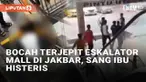 Insiden bocah terjepit eskalator kembali terjadi. Kini seorang bocah terjepit eskalator di Mall Season City, Jakarta Barat (22/12/2024). Menyaksikan anaknya dalam bahaya, sang ibu histeris.
