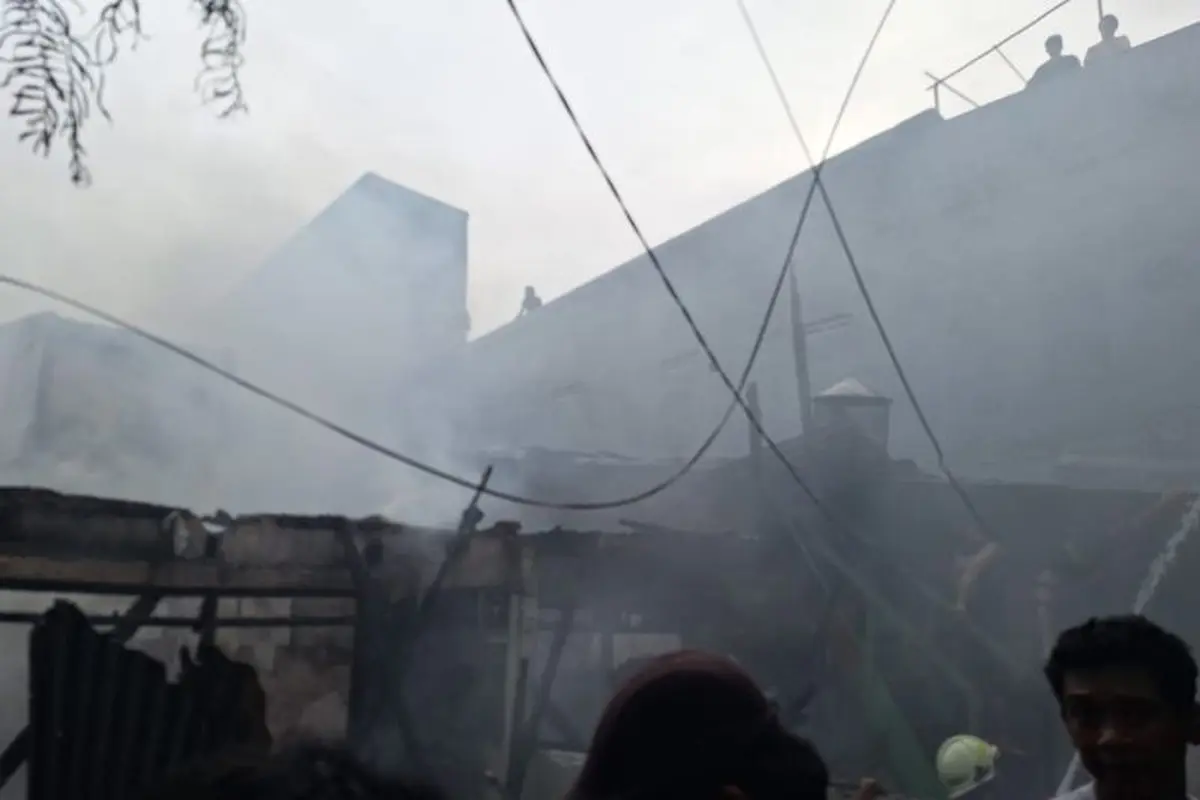 Kebakaran pemukiman warga di Jalan Tomang Banjir Kanal, Gang Pelita 08, Kelurahan Jati Pulo RW 04, Kecamatan Palmerah, Kota Jakarta Barat, pada Minggu (16/11/2025) sore.