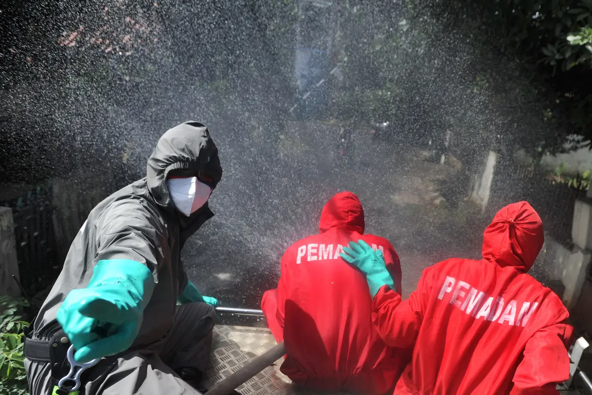 Aksi Damkar Diturunkan untuk Semprot Disinfektan Secara Gratis
