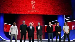 Sejumlah legenda sepak bola melakukan pose di panggung jelang drawing Piala Dunia 2018 di Kremlin, Moscow, Rabu (29/11/2017). Drawing 32 peserta Piala Dunia 2018 akan dilakukan pada Jumat (1/12/2017) di Rusia. (AFP/Malden Antonov)