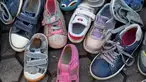 Sepatu anak-anak dipajang di Zagreb, pada 15 Desember 2023, dalam sebuah aksi demonstrasi oleh para aktivis perdamaian. (DENIS LOVROVIC/AFP)