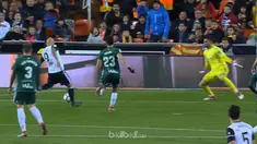 Tim peringkat empat klasemen Liga Spanyol, Valencia mendekati Real Madrid dengan selisih satu poin, usai menang 2-0 atas Real Beti...