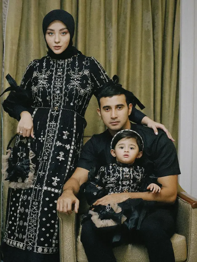 6 Gaya Pemotretan Keluarga Good Looking Ali Syakieb-Margin Wieheerm, Kompak Serba Hitam