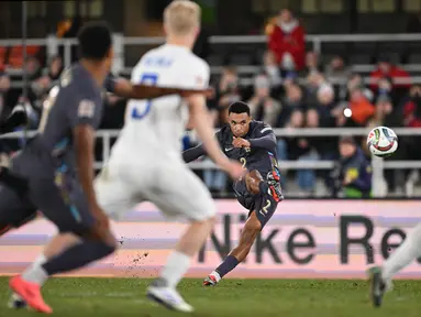 Pemain Timnas Inggris, Trent Alexander Arnold mencetak gol melalui tendangan bebas ke gawang Finlandia pada laga lanjutan Grup F UEFA Nations League A di Olympic Stadium, Helsinki, Finlandia, Senin (14/10/2024) dini hari WIB. (AP Photo/Lehtikuva/Markku Ulander)