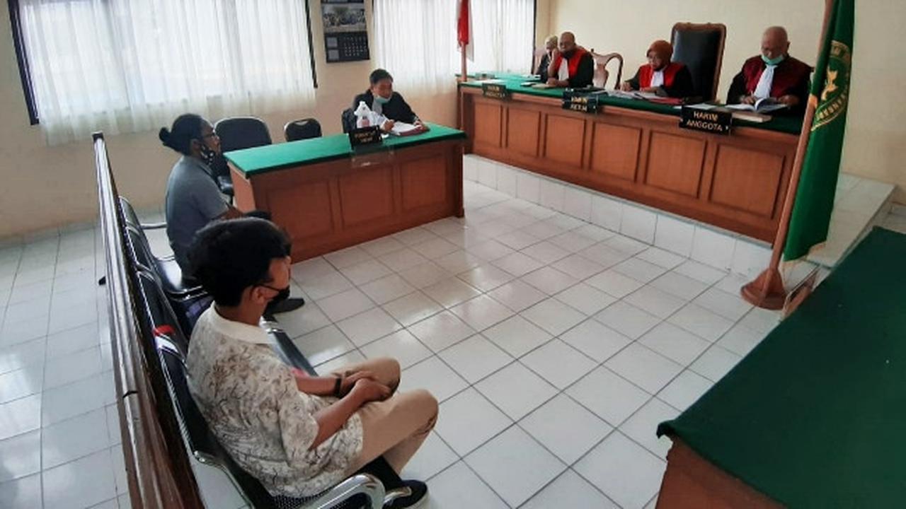 Dua pelanggar PSBB Pekanbaru jalani sidang dan divonis bayar denda Rp 200 ribu per orang.