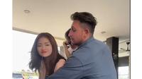 Potret kedekatan Nathalie Holscher dan Ladislao Camara. (Sumber: TikTok/nathalieholscher14)