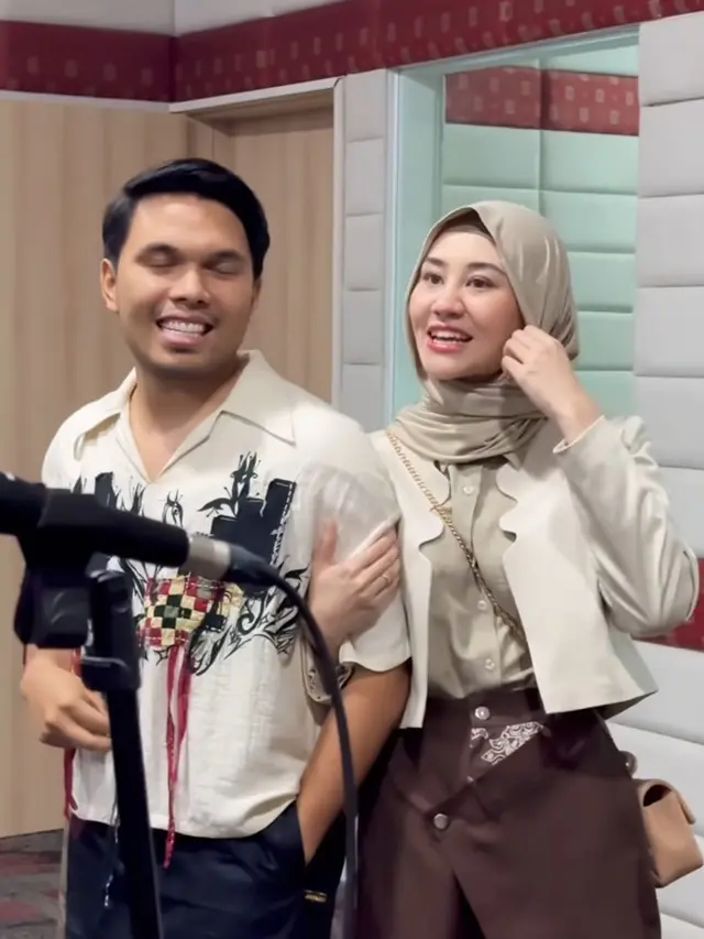 Aaliyah Massaid Kenakan Kerudung Tren Meleyot saat Berada di Aceh.