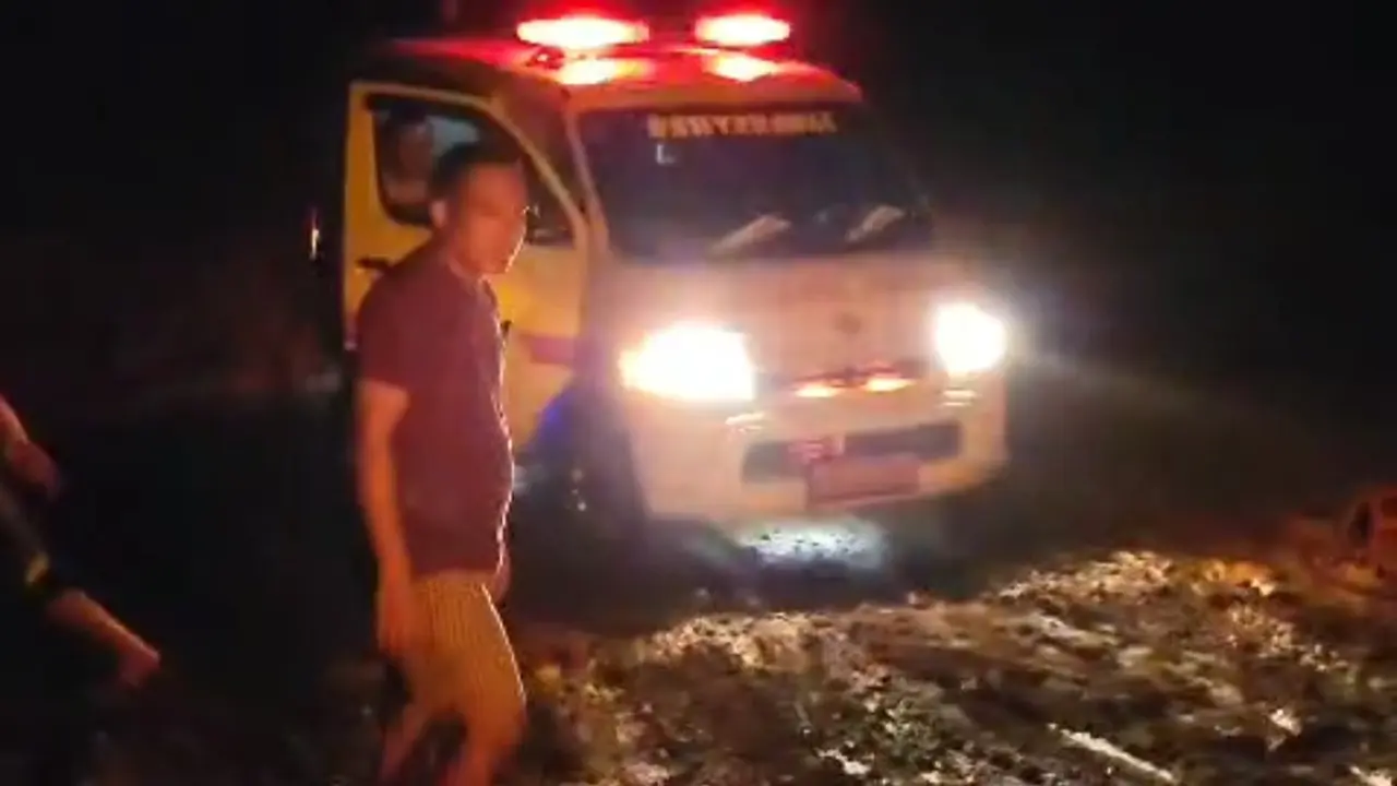 Mobil jenazah di Konawe Utara terjebak di lumpur akibat jalan rusak di jalur pertambangan nikel.