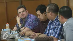 Mahasiswa dari Sydney Australia mendengarkan pemaparan anggota dewan saat mengkuti diskusi dengan DPRD DIY, Selasa, (19/7). Dalam diskusi tersebut anggota dewan memaparkan tentang sistem parlemen pemerintahan di Yogyakarta. (Liputan6.com/Boy harjanto)