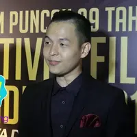 Ernest Prakasa terpilih sebagai penulis skenario terpuji ajang Festival Film Bandung 2016 (FFB 2016). Terharu mendapatkan piala untuk pertama kalinya, Ernest tahan air matanya saat ada di atas panggung.