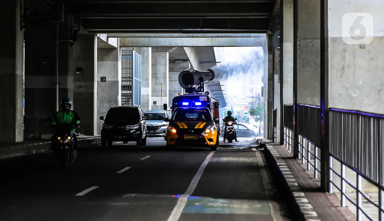 Petugas PMI dengan mobil gunners spraying melakukan penyemprotan cairan disinfektan di kawasan Jalan Blok A, Jakarta, Kamis (30/4/2020). Penyemprotan tersebut dilakukan selama 14 jam non stop dengan melibatkan personel TNI serta relawan PMI yang bekerja secara dua shift. (Liputan6.com/Faizal Fanani)
