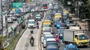 Sejumlah kendaraan melintasi Jalur Bus Transjakarta di Jakarta, Rabu (24/6/2015). Pemprov DKI Jakarta berencana meninggikan jalur bus Transjakarta dengan memasang movable concrete barrier (MCB) dan pintu otomatis. (Liputan6.com/Faizal Fanani)