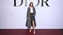 Alexa Chung hadir mengenakan koleksi dari Dior Pre Fall, coat wol berwarna abu-abu dengan kemeja katun berwarna putih dan rok wol abu-abu. Foto: Document/Dior.