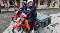 Kisah Dwi Menembus Desa-desa di Gunungkidul Demi Antarkan Makanan untuk Lansia