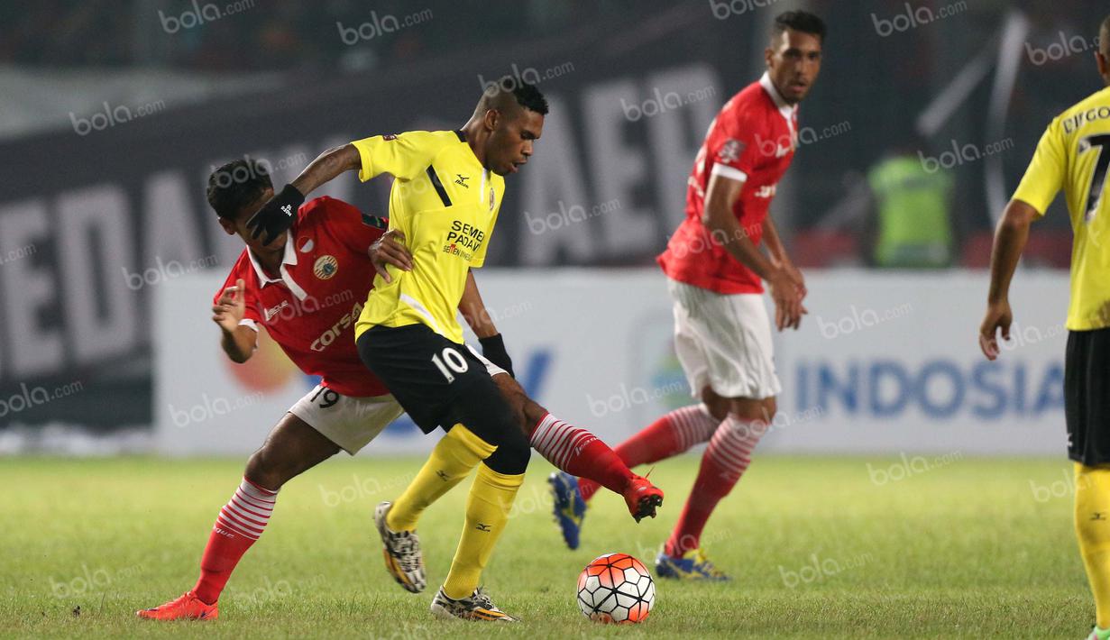 Pemain Persija, Ade Jantra (kiri), berebut bola dengan pemain Semen Padang, Vendry Ronaldo Mofu, dalam laga Torabika Soccer Championship 2016 presented by IM3 Ooredoo di Stadion Utama Gelora Bung Karno, Jakarta, Minggu (8/5/2016). (Bola.com/Arief Bagus)