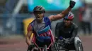 Atlet Jawa Tengah, Jaka Sriyana, melakukan selebrasi usai memenangi nomor 800 meter T +52-52 putra pada Peparnas XV di Stadion Gelora Bandung Lautan Api, Bandung, Kamis (20/10/2016). (Bola.com/Peksi Cahyo) 
