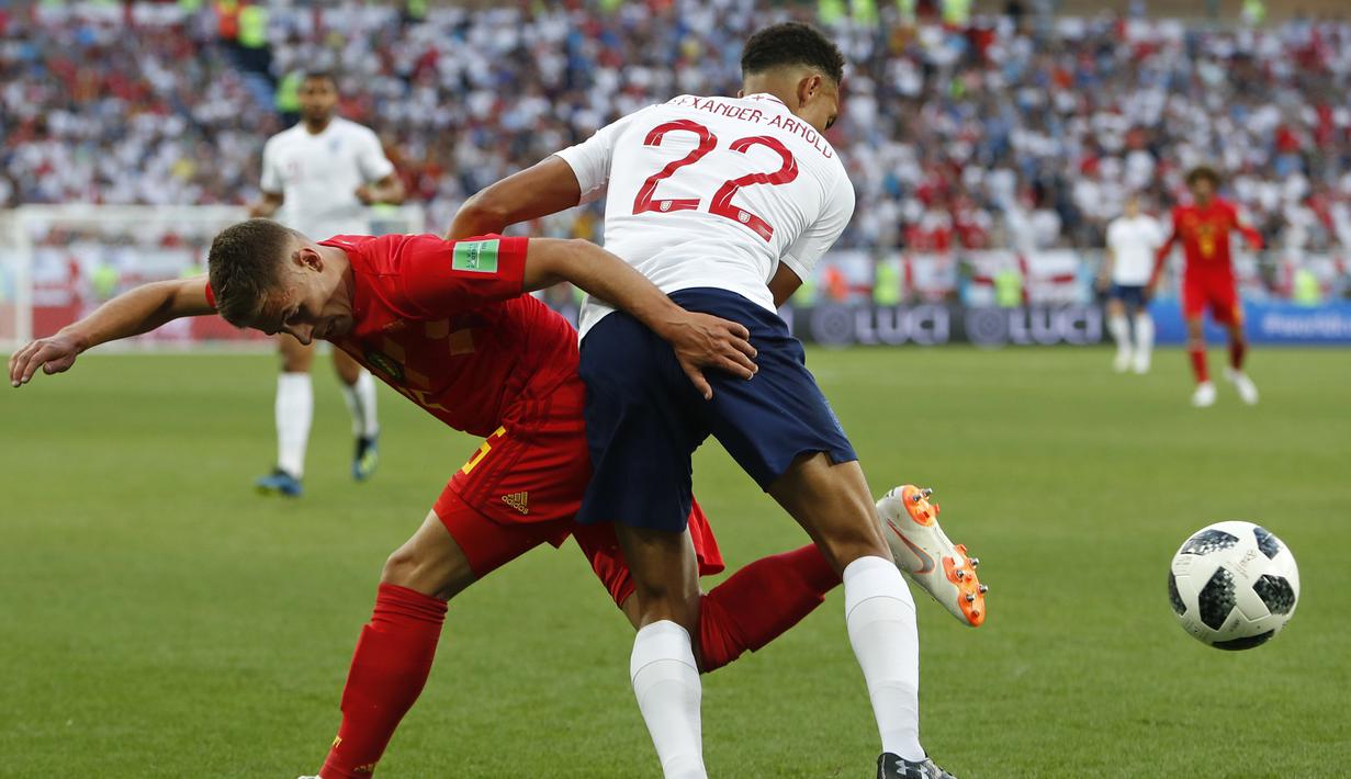 Gelandang Belgia, Thorgan Hazard, berebut bola dengan bek Inggris, Trent Alexander-Arnold, pada laga grup G Piala Dunia di Stadion Kaliningrad, Kaliningrad, Rabu (28/6/2018). Belgia menang 1-0 atas inggris. (AP/Alastair Grant)
