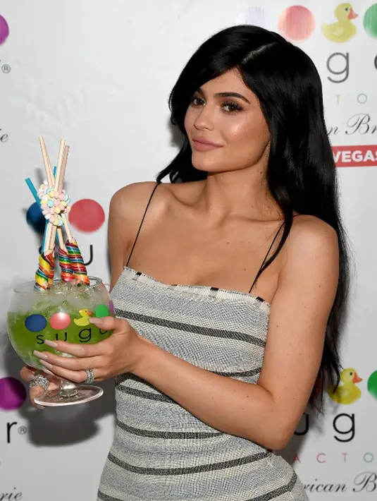 Di sisi lain, saat ini Kylie Jenner telah berpaling ke lain hati, yakni seorang rapper bernama Travis Scott. Keduanya tersiar saling mencintai dan selalu memamerkan kemesraan saat berada di tempat umum. (AFP/Bintang.com)