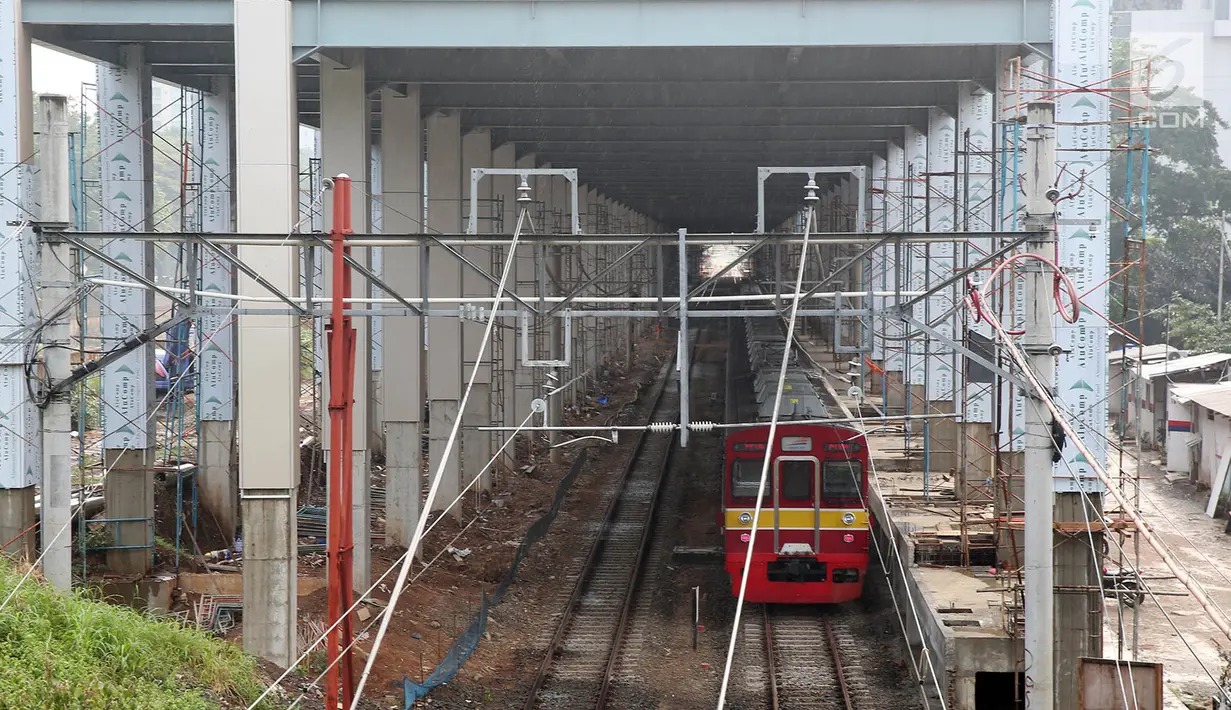 Suasana pembangunan proyek Stasiun Sudirman Baru di Jakarta, Minggu (23/7). Proyek tersebut merupakan salah satu dari 5 stasiun yang dibangun khusus untuk menunjang Kereta Bandara Soetta. (Liputan6.com/Immanuel Antonius)
