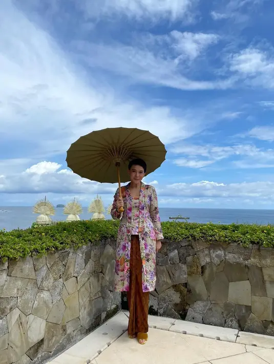 Hadir juga Fikha Effendi yang tampil luar biasa elegan dalam balutan kebaya kutubaru klasik. Kebaya kutubaru yang dikenakannya panjang dengan motif floral bernuansa keunguan yang cantik, dipadu dengan kain batik cokelat sebagai bawahan. [Foto: Instagram/
ficzze]