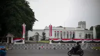 Pagar depan Istana Merdeka mulai dihiasi kain renda berwarna merah putih, Jakarta, Senin (13/4/2015). Jelang Konferensi Asia Afrika (KAA) ke-60 di Bandung pada 24 April mendatang, Istana Merdeka mulai dipercantik. (Liputan6.com/Faizal Fanani)