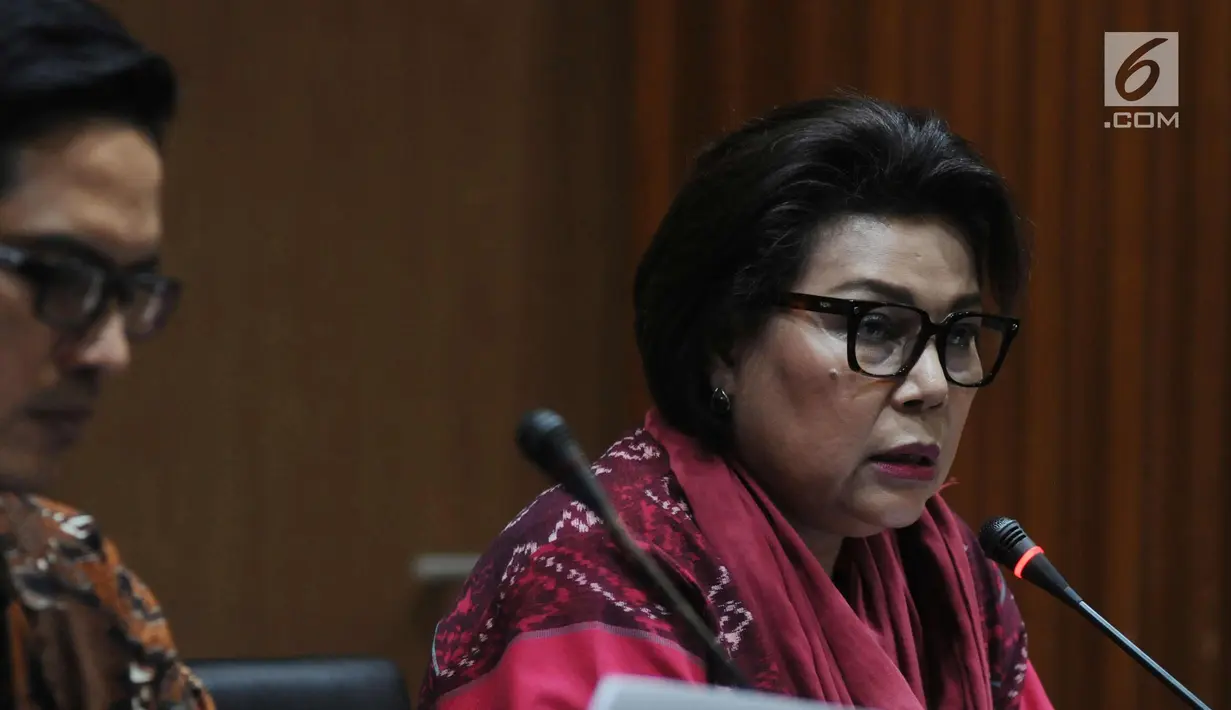 Wakil Ketua KPK Basaria Pandjaitan memberi keterangan terkait OTT Walikota Kendari, Jakarta, Jumat (9/3). Dalam OTT Wali Kota Kendari Adriatma Dwi Putra dan ayahnya Asrun penyidik menemukan empat koper berisi uang Rp2,8 miliar. (Merdeka.com/Dwi Narwoko)