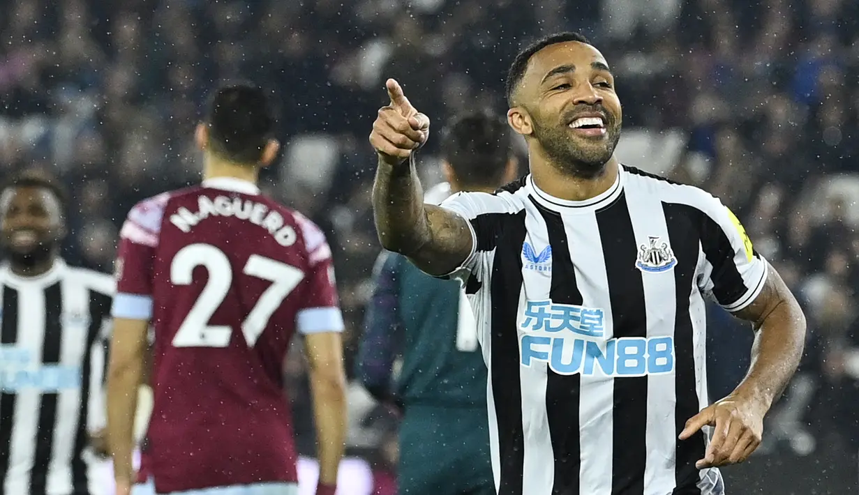 Selebrasi striker Newcastle United, Callum Wilson setelah mencetak gol ke gawang West Ham United pada laga Liga Inggris 2022/2023 di London Stadium, London (5/4/2023). Callum Wilson dijual ke Newcastle United pada awal musim 2020/2021 setelah membela Bournemouth sejak awal musim 2014/2015. Newcastle harus mengeluarkan dana senilai 22,25 juta euro atau kini setara Rp365 miliar. (AFP/Justin Tallis)