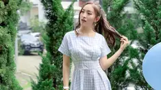 Pemain web series Little Mom ini memang cukup sering tampil simple dengan berbagai busana. Kali ini, ia terlihat begitu anggun dengan simple dress bermotif kotak warna biru. Rambut yang dikuncir dengan gaya ponytail, membuat Natasha makin menawan. (Liputan.com/IG/@natashawilona12)