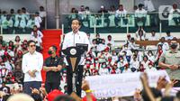 Presiden Joko Widodo menyapa relawan saat menghadiri acara Gerakan Nusantara Bersatu: Satu Komando Untuk Indonesia di Stadion Utama Gelora Bung Karno, Jakarta, Sabtu (26/11/2022). Gerakan Nusantara Bersatu dari berbagai elemen relawan Jokowi itu untuk menyelaraskan persepsi barisan satu komando di bawah arahan Presiden Joko Widodo. (Liputan6.com/Faizal Fanani)