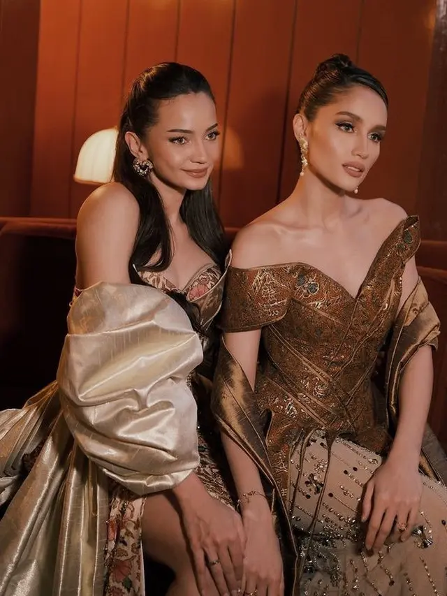 Outfit Cinta Laura Selama Berada di Paris.