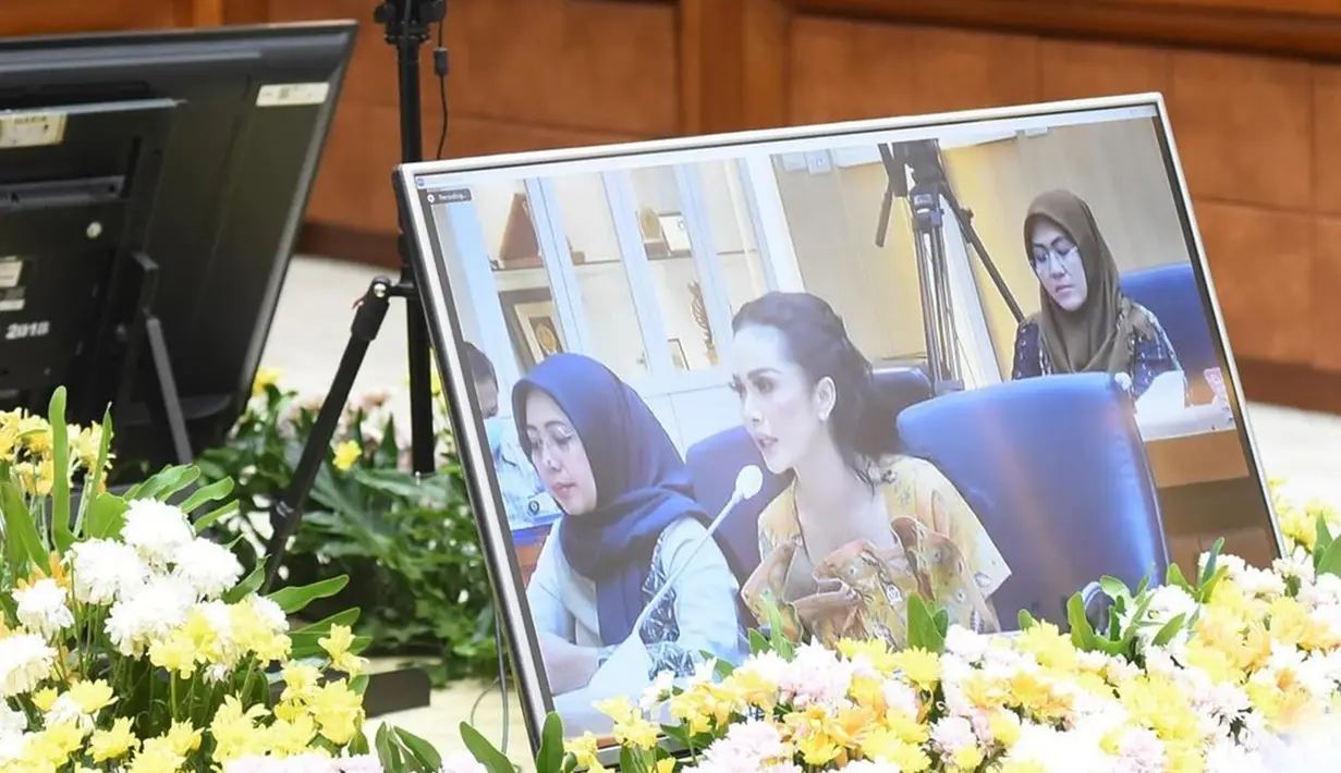 Penyanyi yang kini telah menjadi nenek dari dua cucu itu begitu bersemangat menyampaikan aspirasinya tentang pemberian THR kepada para pekerja, tak terkecuali driver ojek online dan kurir logistik. Potret cantiknya pun terabadikan dalam sebuah monitor yang ada di meja bagian depan. (Liputan6.com/IG/@krisdayantilemos)