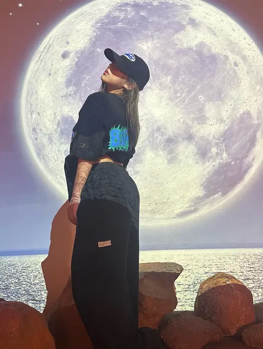 <p>Kembali lagi jadi Cewek Mamba alias pakai hitam-hitam. Ziva bergaya sporty dengan kaus ngatung, celana wide leg dan topi baseball. [Foto: @zivamagnolya]</p>