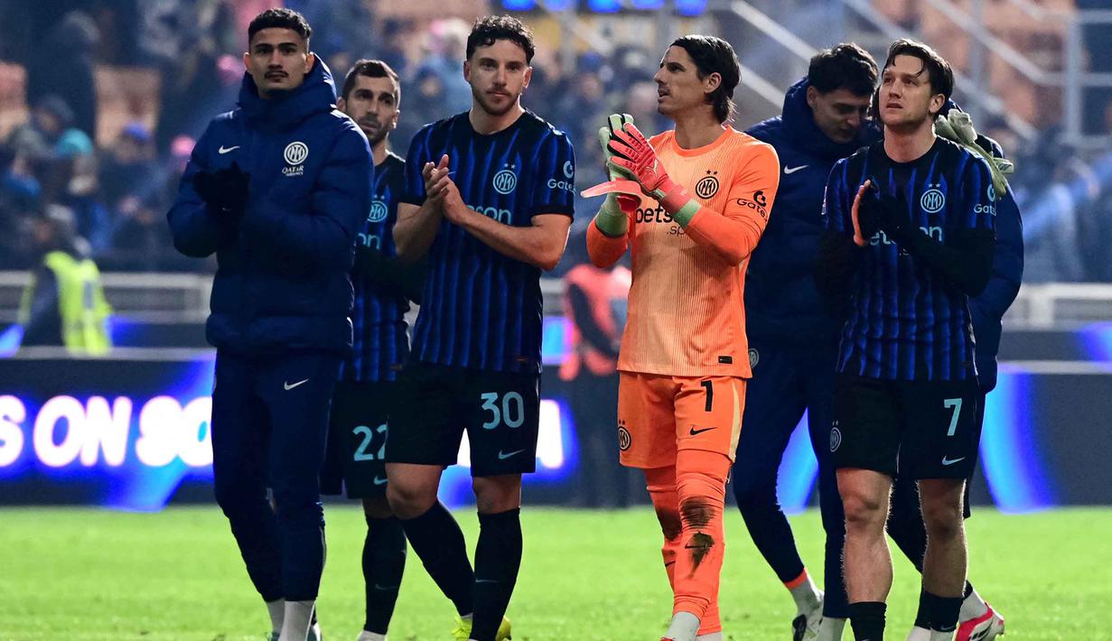 Hasil ini membuat Inter Milan naik ke peringkat pertama klasemen sementara Serie A Italia 2025/2026 dengan 39 poin dari 17 pertandingan, unggul satu poin dari AC Milan di posisi kedua. Tampak dalam foto, bek Inter Milan asal Brasil, Carlos Augusto (ketiga kiri) bersama kiper Inter Milan asal Swiss, Yann Sommer (tengah), dan gelandang Inter Milan asal Polandia, Piotr Zielinski (kanan) menyapa para penggemar di akhir pertandingan pekan ke-17 Serie A Italia melawan Bologna di Stadion San Siro, Milan, Minggu (4/1/2026) waktu setempat atau Senin (5/1/2026) dini hari WIB. (Piero CRUCIATTI/AFP)