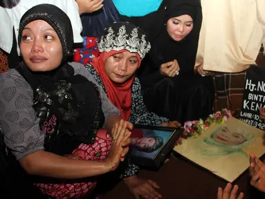 Keluarga dan sahabat saat mendoakan komedian Betawi Nur Sarinuri atau lebih dikenal Mpok Nori seusai dimakamkan di TPU Pondok Ranggon, Jakarta Timur, Jumat (3/4/2015). (Liputan6.com/Helmi Afandi)