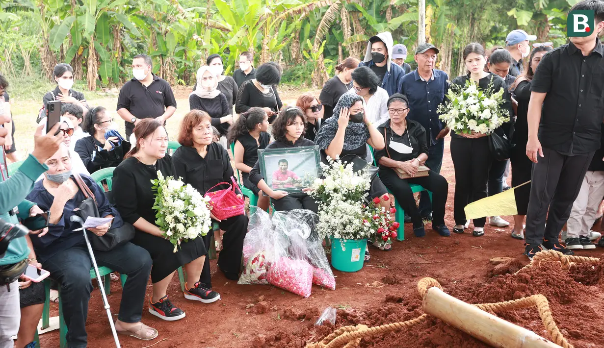 Pihak Keluarga mengiringi prosesi pemakaman mantan pelatih Timnas Indonesia, Benny Dolo di Tempat Pemakaman Umum (TPU) Pondok Benda, Pamulang, Tangerang Selatan, Sabtu (4/2/2023) siang WIB. Bendol, sapaan akrabnya, meninggal dunia pada Rabu (1/2/2023) karena sakit. (Bola.com/M Iqbal Ichsan)