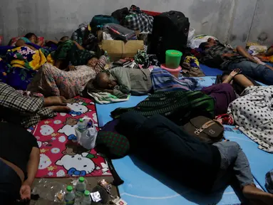 Warga korban banjir bandang di Bojong Sudika, Kec. Tarogong Kidul, Kab. Garut, terpaksa tidur menempati garasi mobil milik warga setempat, Kamis (22/9). Di kawasan padat penduduk itu diketahui sebanyak 160 rumah porak poranda. (Liputan6.com/Johan Tallo)
