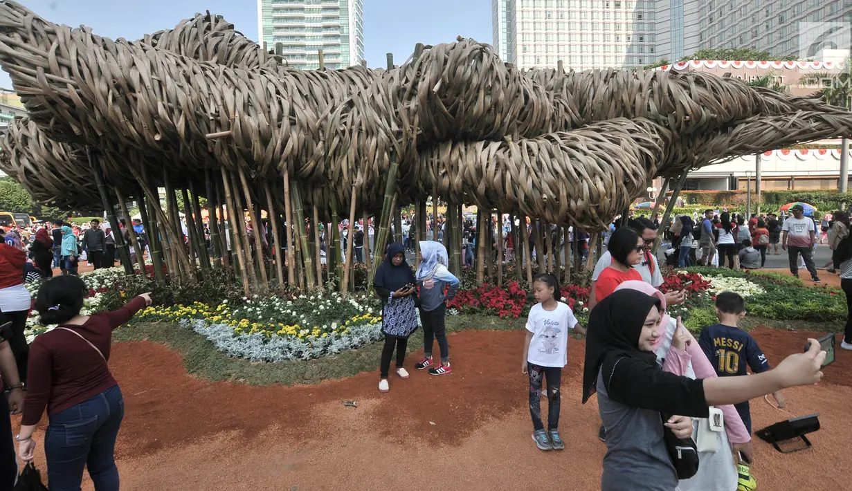 Instalasi bambu "Getih Getah" di kawasan Bundaran Hotel Indonesia (HI) menjadi daya tarik pengunjung car free day, Jakarta, Minggu (19/8). Sejumlah masyarakat beramai-ramai berswafoto di depan karya seni bambu itu. (Merdeka.com/ Iqbal S. Nugroho)
