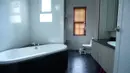 Area kamar mandi juga terlihat nyaman meski tak didesain terlalu luas. Terdapat bathtub untuk bersantai. [YouTube Taulany TV]