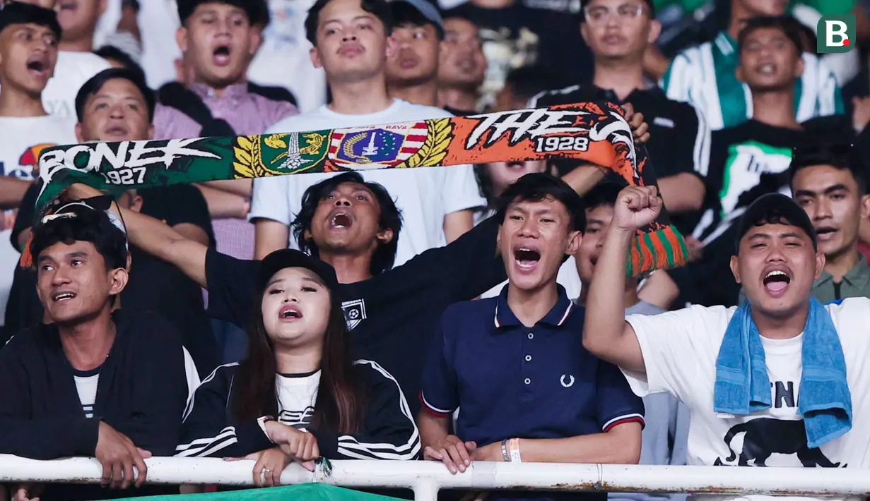 Suporter Persebaya atau yang lebih dikenal Bonek disambut hangat oleh The Jakmania. (Bola.com/M Iqbal Ichsan)
