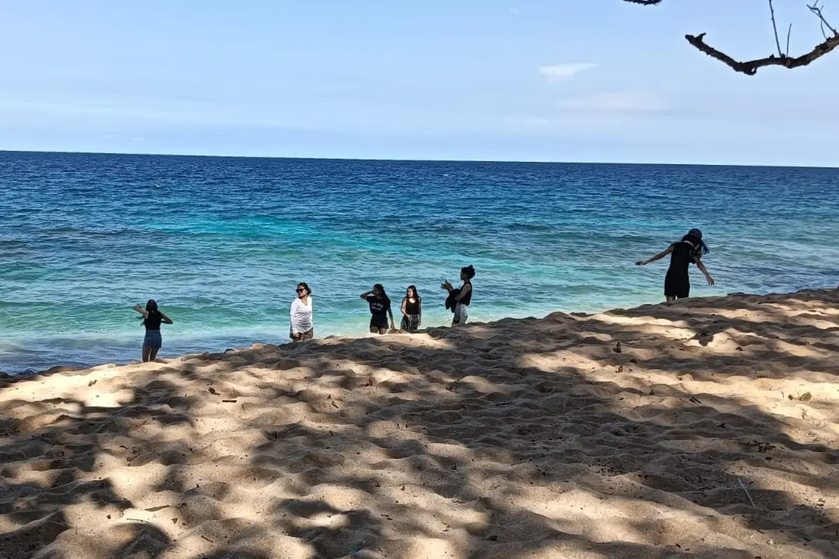 Situasi di Pantai Paal, Kecamatan Likupang Barat, Kabupaten Minahasa Utara, Sulut.
