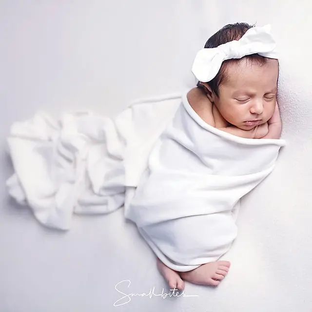 6 Gaya Pemotretan Baby Born Anak Ketiga Tania Nadira, Menggemaskan