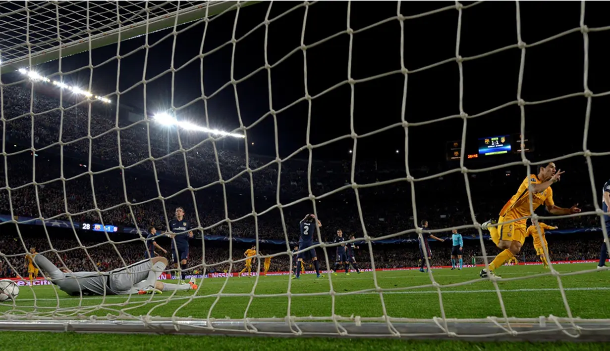 Striker Barcelona, Luis Suarez, saat mencetak gol kedua ke gawang Atletico Madrid pada leg pertama perempat final Liga Champions di Stadion Camp Nou, Rabu (6/4/2016) dini hari WIB. (AFP/Lluis Gene)