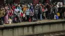 Calon penumpang menunggu keberangkatan KRL Commuter Line Bogor-Jakarta di Stasiun Tanah Abang, Jakarta, Minggu (29/12/2019). PT KCI menambah 28 perjalanan KRL tambahan khusus perayaan pergantian tahun. (Liputan6.com/Faizal Fanani)