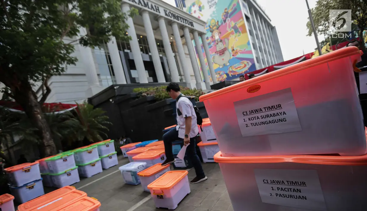Petugas memeriksa barang bukti BPN Prabowo-Sandiaga yang nantinya akan diserahkan kepada panitera Mahkamah Konstitusi (MK), Jakarta, Selasa, (18/6/2019). BPN mengklaim akan membawa 12 truk yang disinggung saat Sidang Sengketa Pilpres 2019. (Liputan6.com/Faizal Fanani)