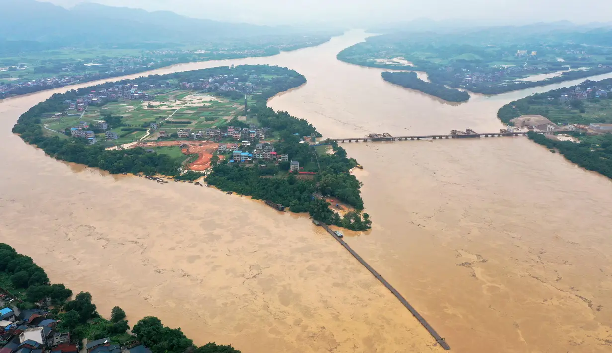 Foto hasil bidikan dari udara menunjukkan Sungai Rongjiang yang meluap di Wilayah Rong'an, Daerah Otonom Etnis Zhuang Guangxi, China selatan (11/7/2020). Hujan deras yang terus-menerus mengguyur Wilayah Rong'an menyebabkan level air Sungai Rongjiang naik. (Xinhua/Zhang Ailin)