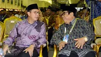 Menteri Agama Lukman Hakim Saifudin (kiri) berbincang dengan Ketua Umum DPP Lembaga Dakwah Islam Indonesia, KH. Abdullah Syam jelang membuka Munas VIII LDII di Jakarta, Selasa (8/11). (Liputan6.com/Helmi Fithriansyah)