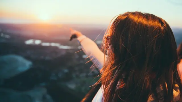 [Bintang] Kata Astrologer: Beda! 5 Zodiak Ini Pemikirannya Unik Banget