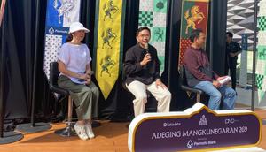 K.G.P.A.A. Mangkoenagoro X (tengah), ditemani Direktur Utama Permata Bank Meliza M. Rusli (kiri) dan Co-Founder & COO Katadata Indonesia, Ade Wahyudi, memberikan keterangan pers menenai pelaksanaan Adeging Mangkunegaran 269 yang akan dimeriahkan dengan kegiatan Mangkunegaran Run 2026 di Solo, Jawa Tengah, pada 3 Mei 2026. (Bola.com/Benediktus Gerendo Pradigdo)