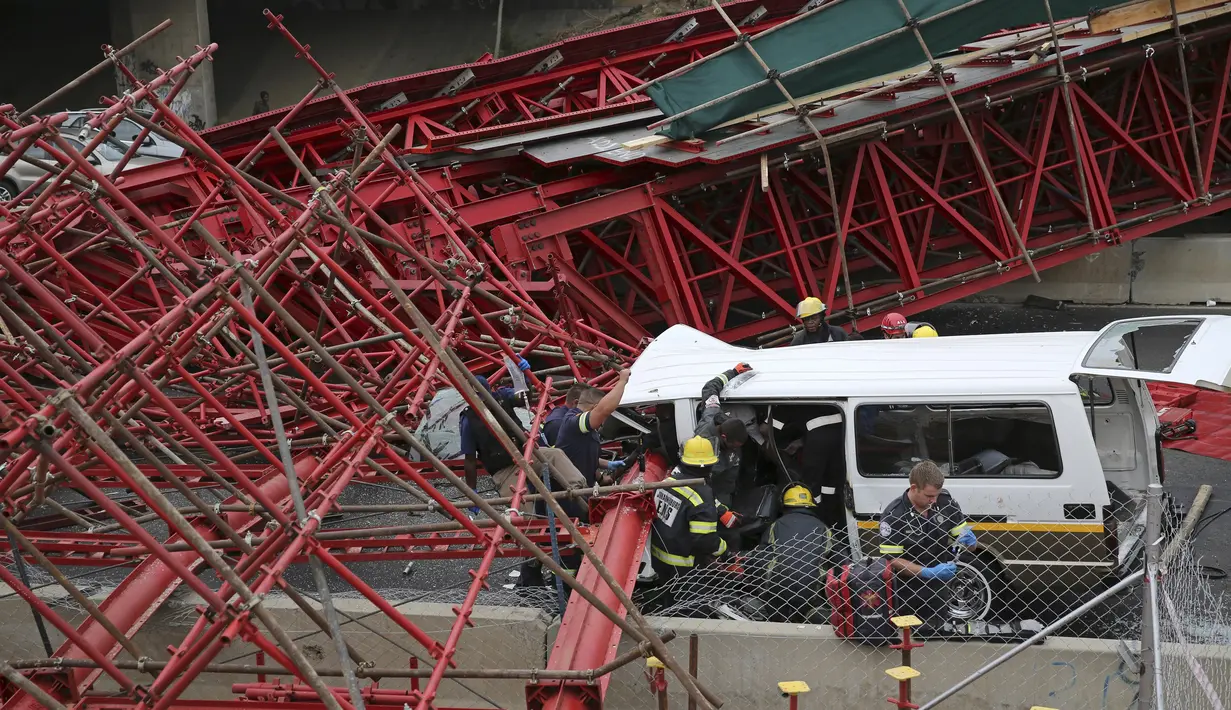Paramedis mengevakuasi korban ambruknya perancah atau scaffolding jembatan yang sedang dibangun di jalan tol M1 menuju Sandton, Afsel, Rabu (14/10). Kejadian itu menewaskan dua orang dan 20 lainnya cedera, menurut kantor SAR lokal (REUTERS/Siphiwe Sibeko)